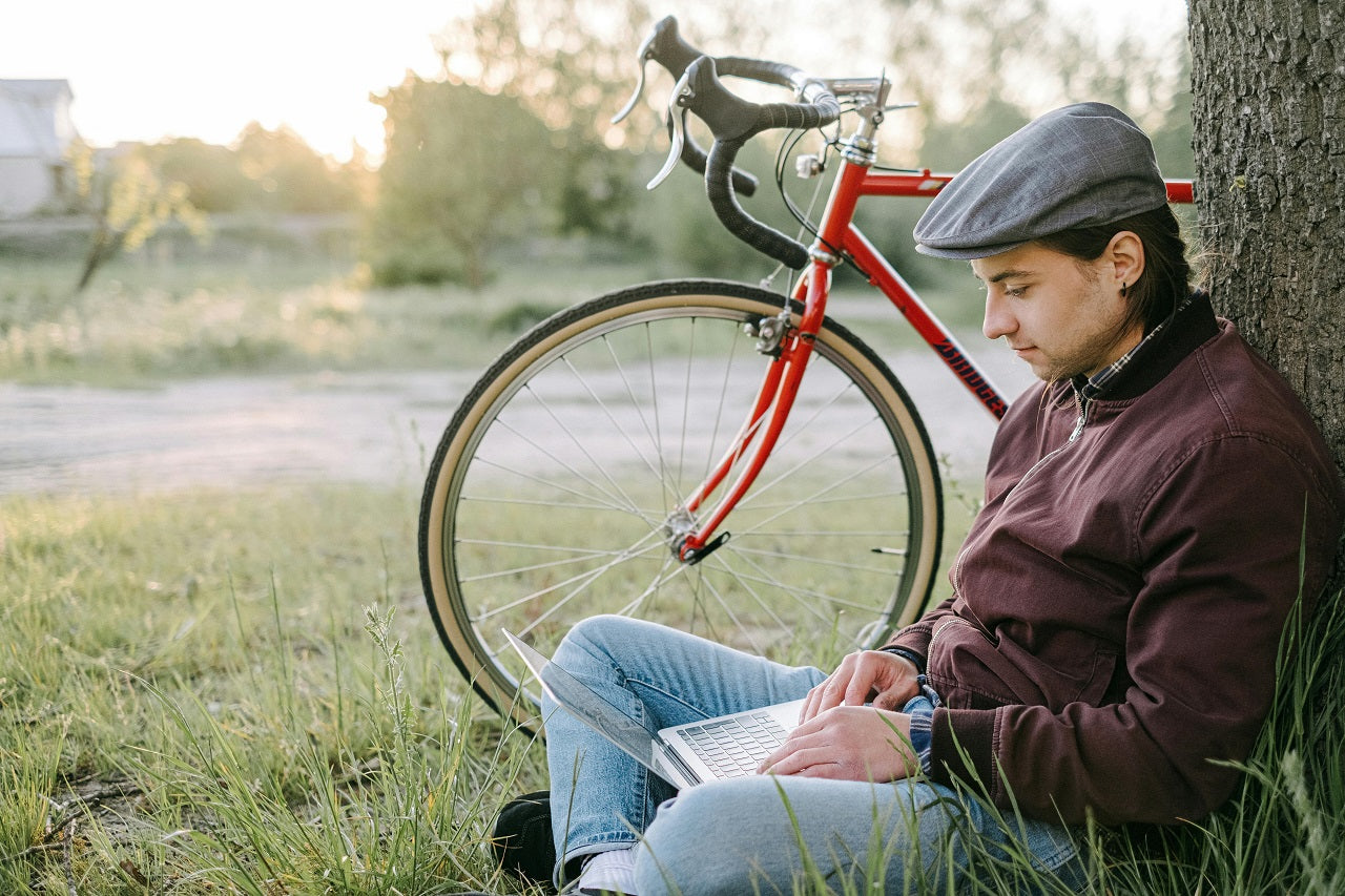 an wearing a flat cap